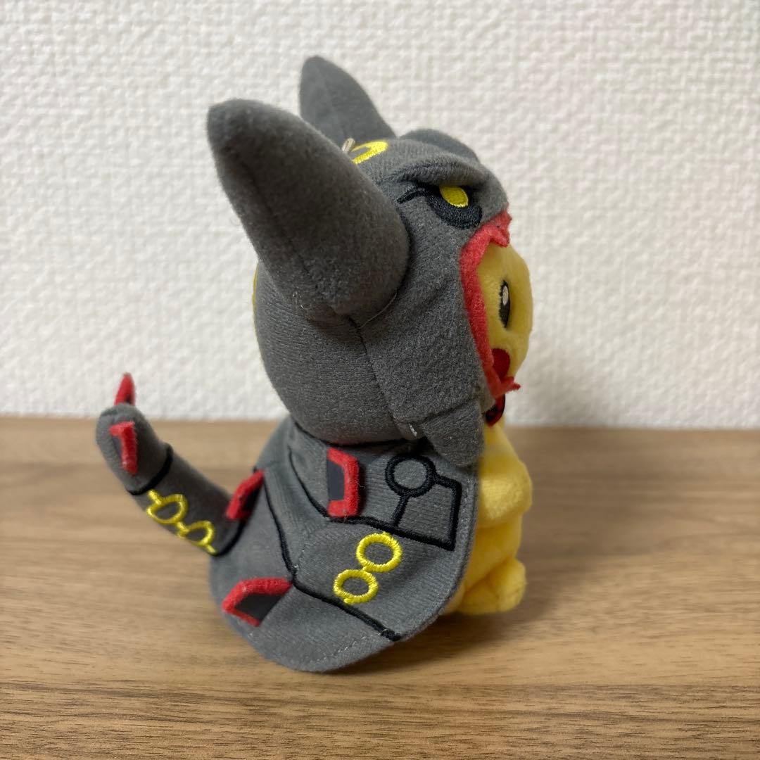 ポケモンセンター 黒いレックウザポンチョを着た ピカチュウ