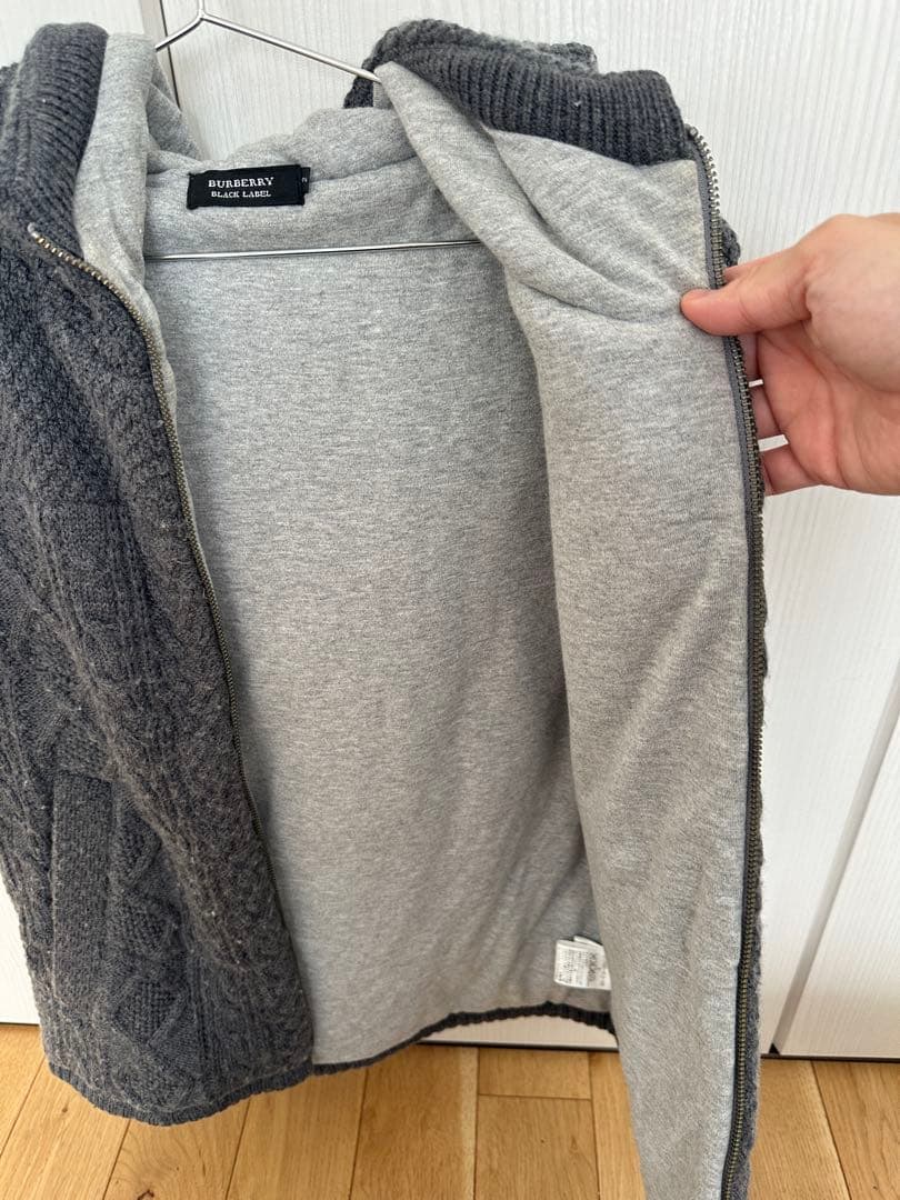 バーバリーブラックレーベル ニットベストグレー中綿入フーディー刺繍入