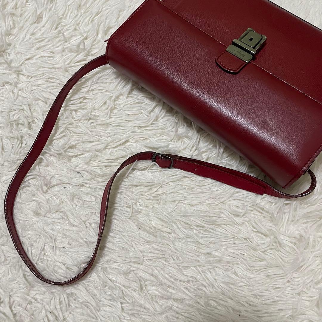 美品 フェラガモ カメラバッグ レッド シルバー金具 ロゴ刻印