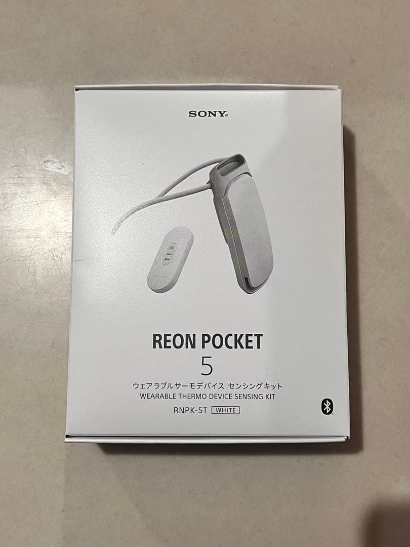 SONY REON POCKET 5 ホワイト Sony's Reon Pocket 5 sits under clothes and will warm or cool you