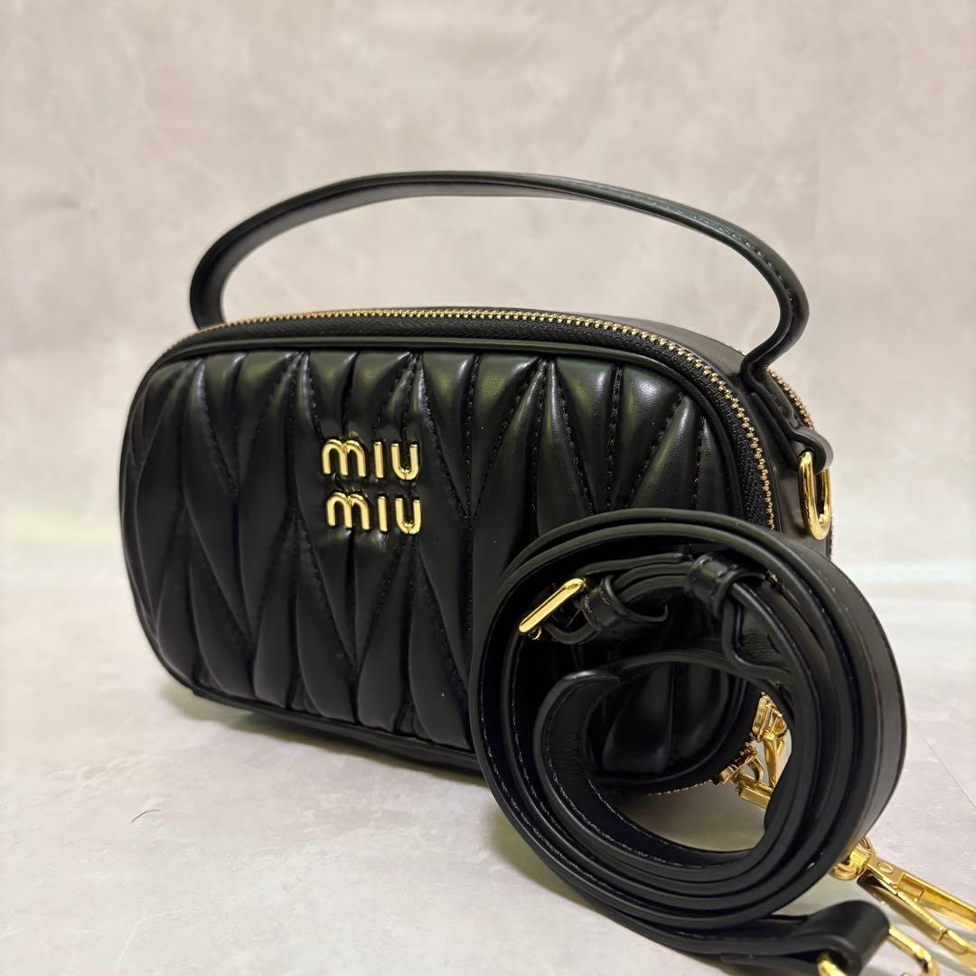 極美品　miumiu ミュウミュウ　ハンドバッグ　ショルダー　レザー　マテラッセ MIUMIU ミュウミュウ マテラッセ ショルダーバッグ レザー レディース