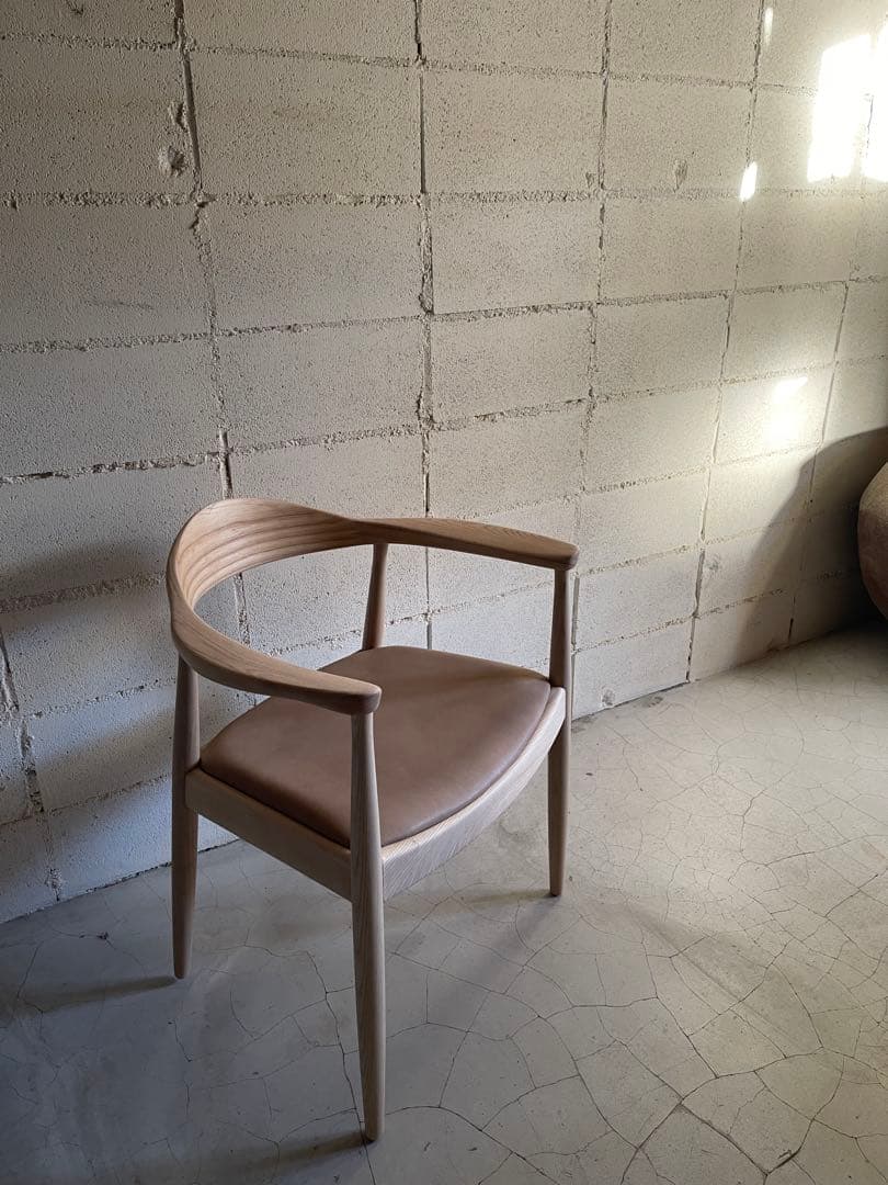 天然木無垢材 アームチェア　ラウンドチェア　ダイニングチェア　本革　北欧スタイル ダイニングチェア 1脚 肘付き 完成品 天然木 アッシュ 無垢材 単品