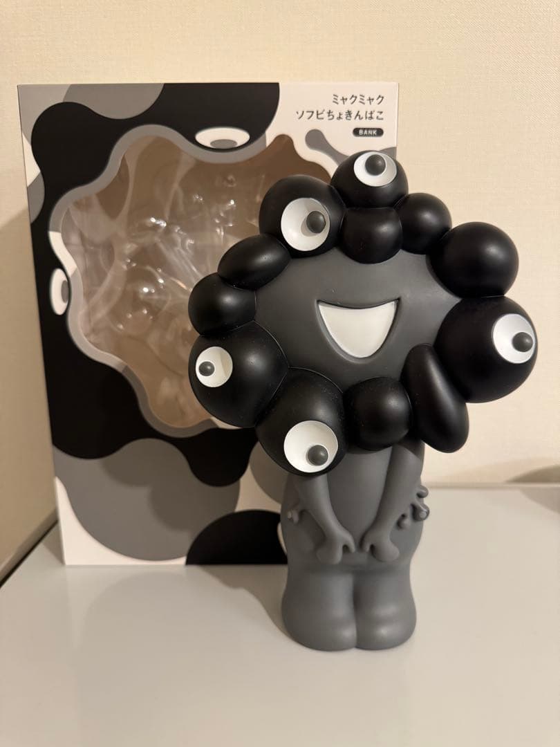 ミャクミャクソフビ貯金箱　ブラック　大阪万博会場限定EXPO 残すは黒ミャクミャク貯金箱、、、 ゲットしたい、、、 貯金箱情報あれ