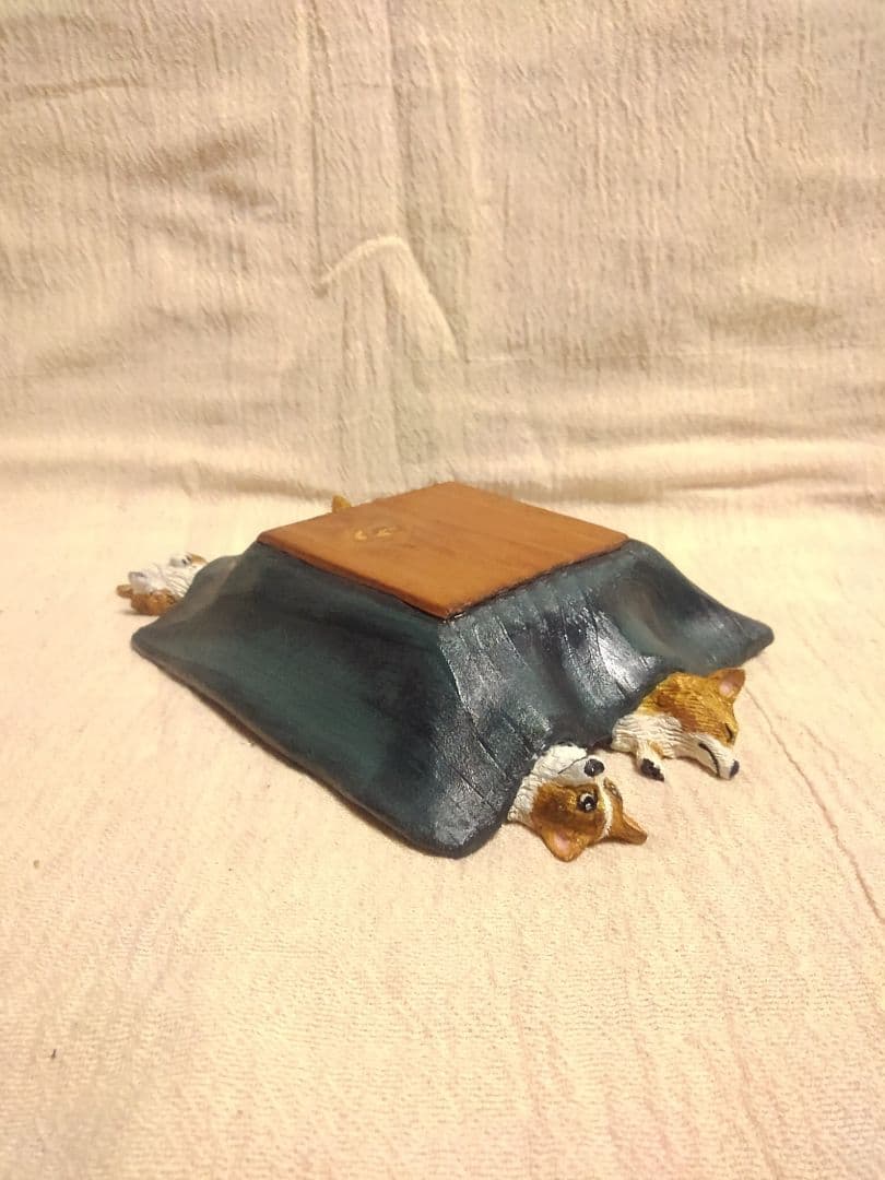 木彫りのコーギー4体 コタツで寝る編 - メルカリ