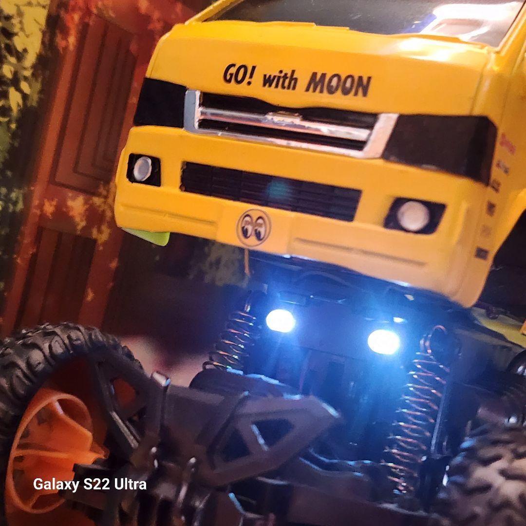 ハイリフト　ハイエースムーンアイズ、モンスタートラック風 TOYOTA Hiace – MOONEYES