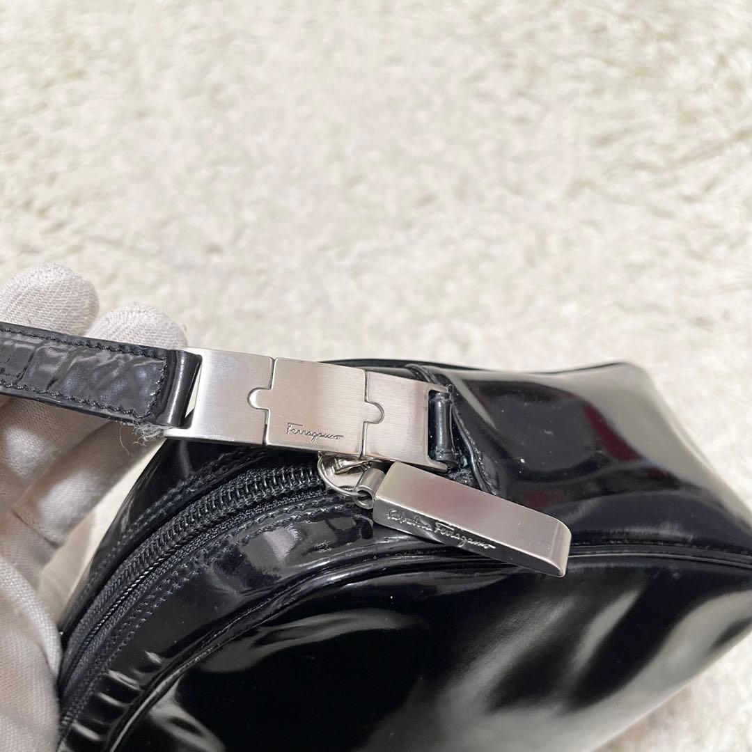 フェラガモ ショルダーバッグ エナメル レザー 黒 シルバー金具