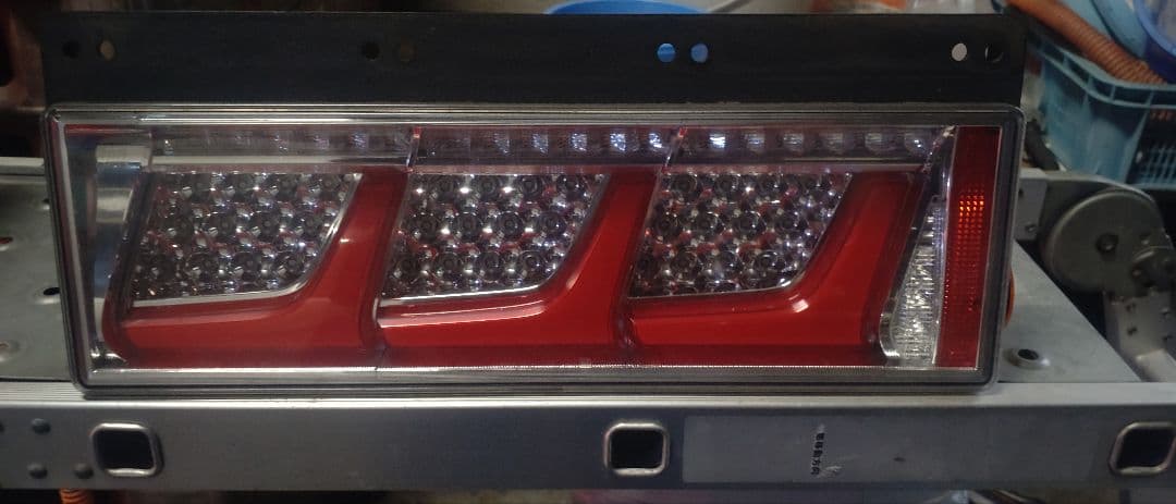 小糸製作所LEDテールランプ 赤/透明 小糸製作所 (三菱ふそう車両専用)トラック用オールLEDリア