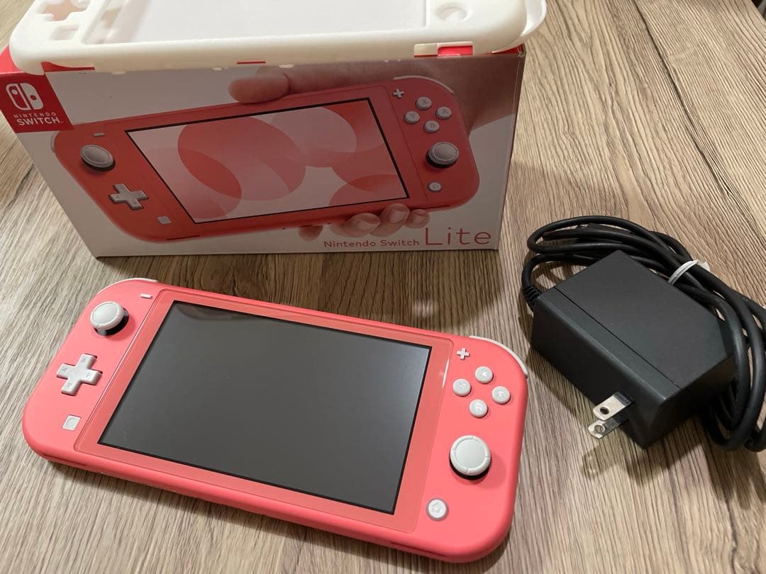 【美品】Nintendo Switch Lite コーラル 本体　アダプター付き Amazon.co.jp: 【整備済み品】 Nintendo Switch Lite 本体 コーラル