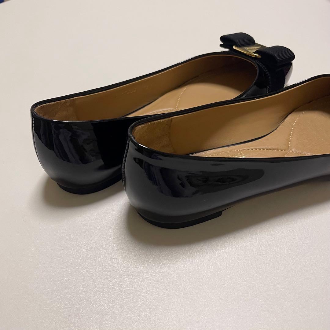 t*u様 【美品】フェラガモ ヴァリナ 23.5cm