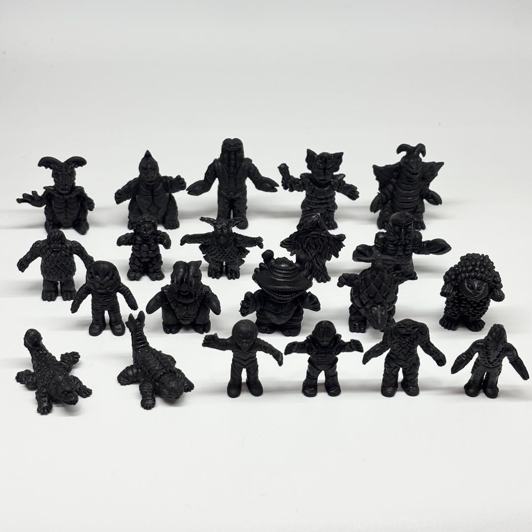 ウルトラ怪獣消しゴム 黒21体 - メルカリ