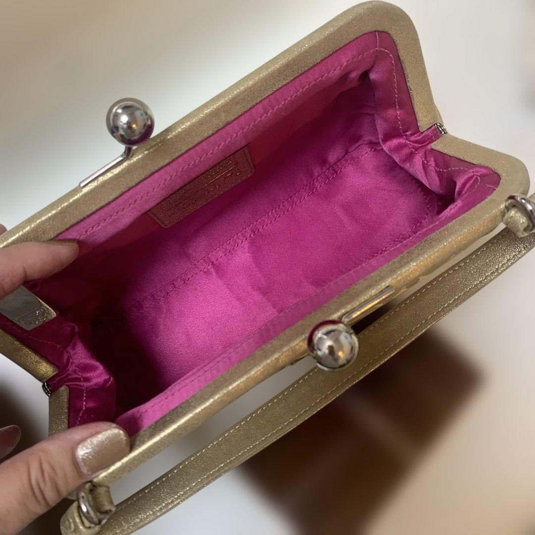 コーチ ゴールド ロゴ入り がま口ハンドバッグ 和装にもおすすめ