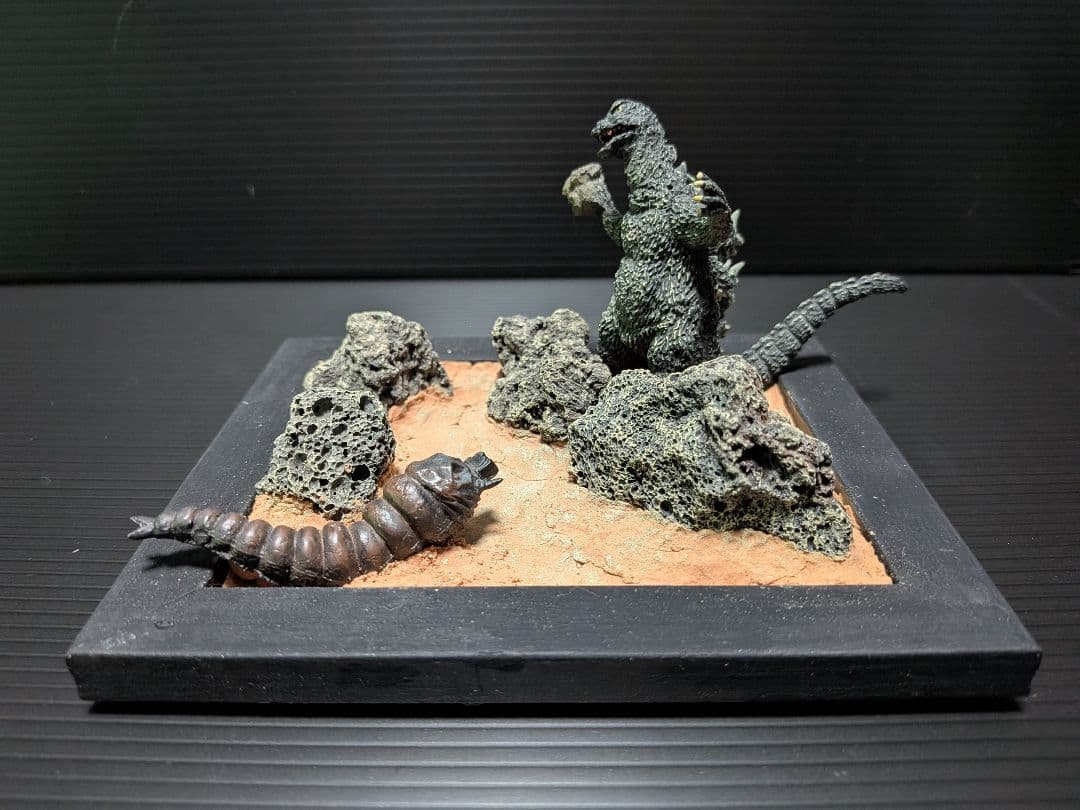 モスラ 幼虫 対 ゴジラ ジオラマ 組み合わせてゴジラの尻尾に噛みつくモスラ幼虫を再現可能！フィギュア