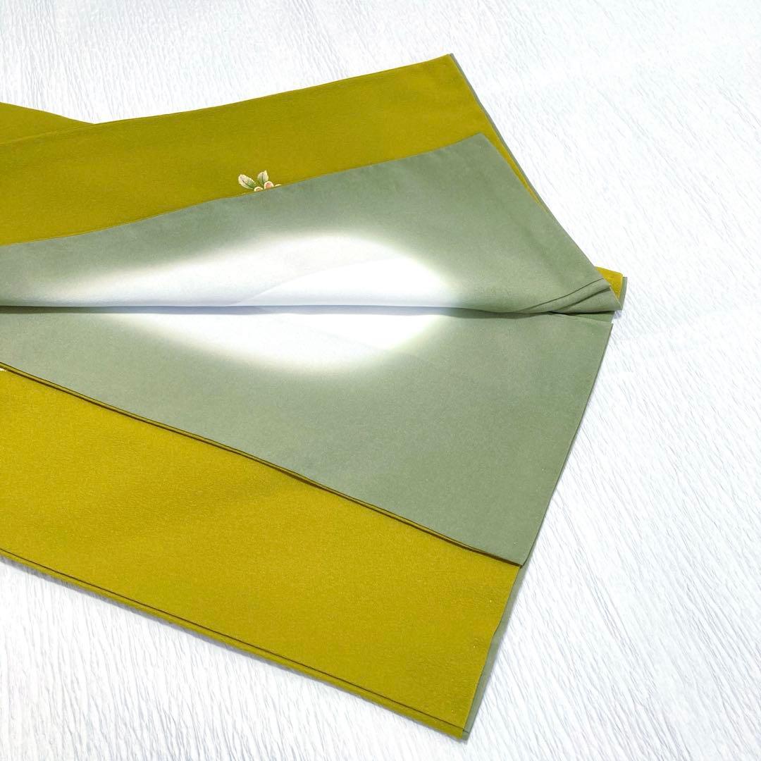 美品✨】東レシルック 洗える着物 飛び柄小紋 鶸色 刺繍風 花に蝶 袷