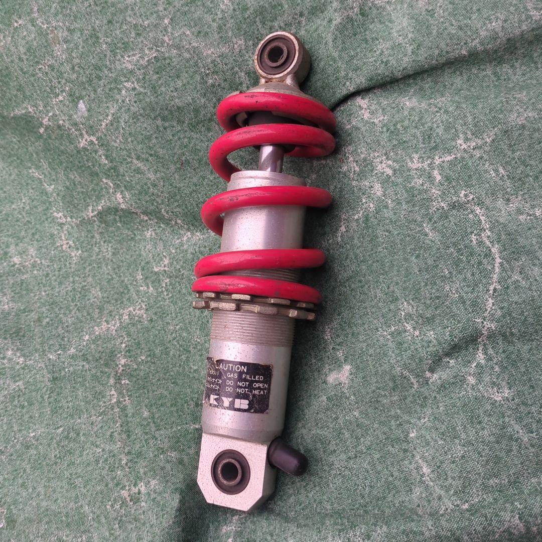 ホンダ NS-1KYB サスペンション ガス充填式 赤スプリング Amazon | エンデュランス バイク リアサスペンション 黒ボディ 赤