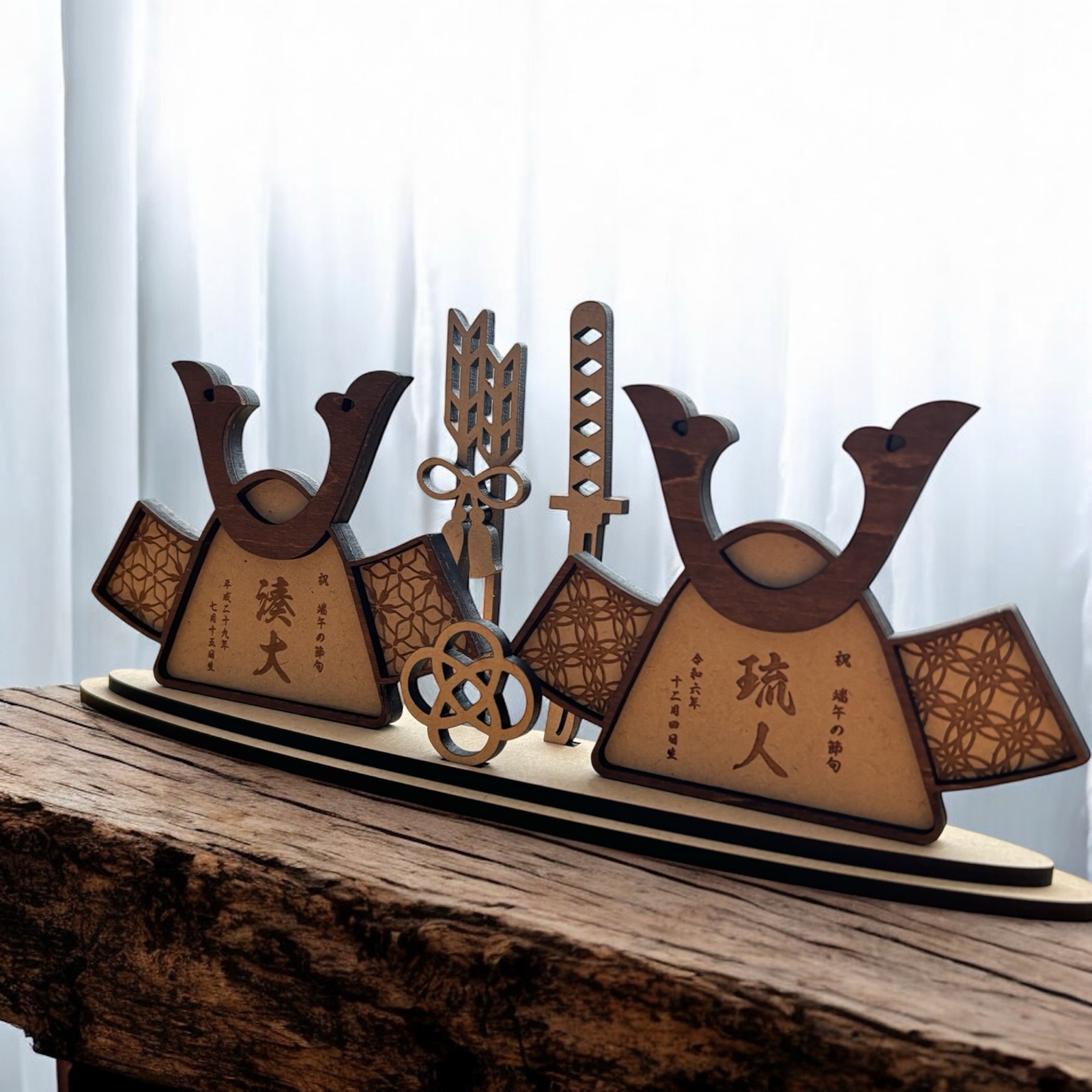 予約販売 〗兄弟・双子ちゃんで飾れる 二つ並んだ名入り兜 木製 五月