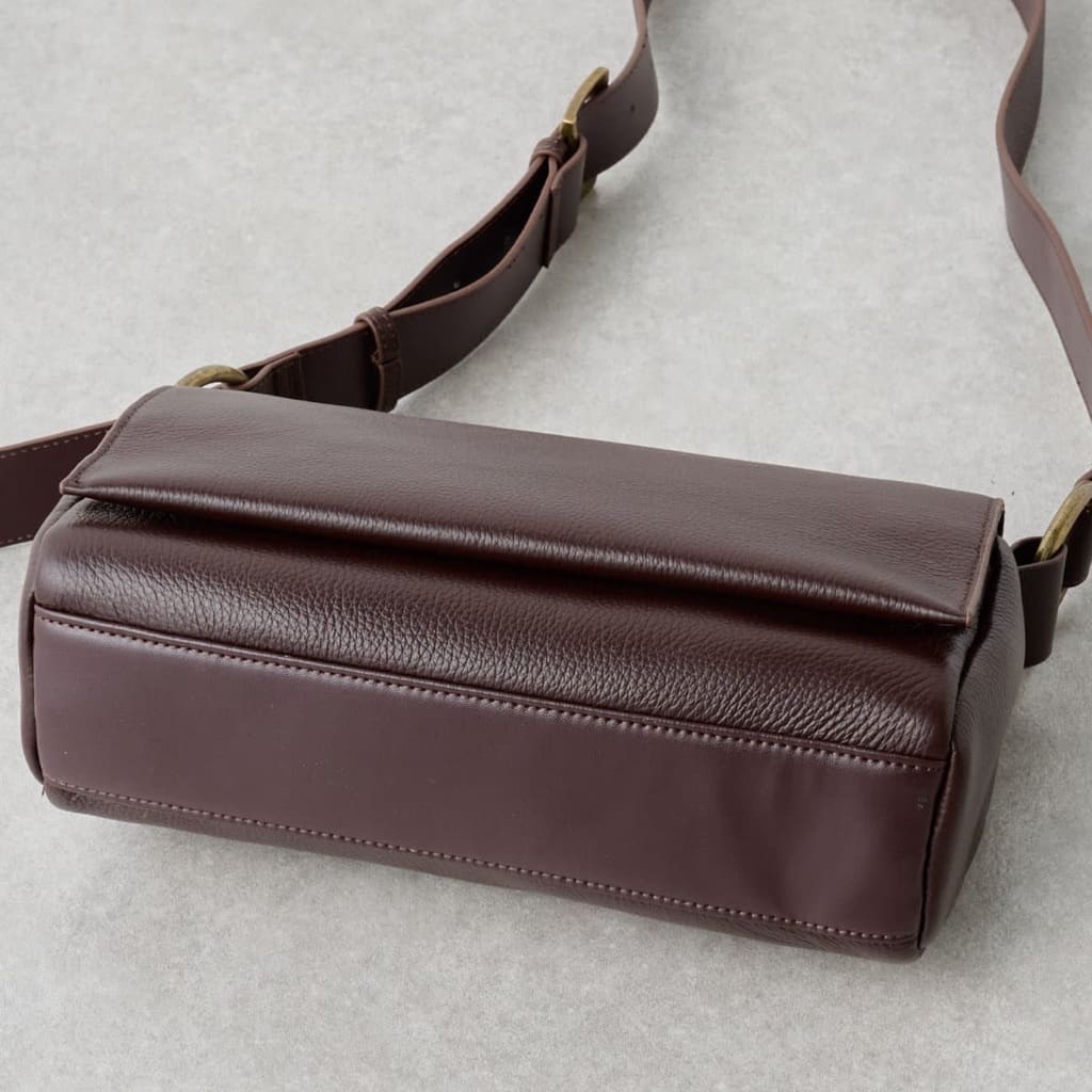 新色ブラウンが登場】レザーボディバッグ - BEARDSLEY(ビアズリー)本部