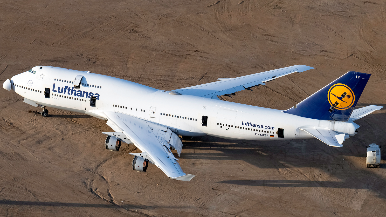 The Queen In Your Hands? Lufthansa 747-400 Combi Parts Go On Sale