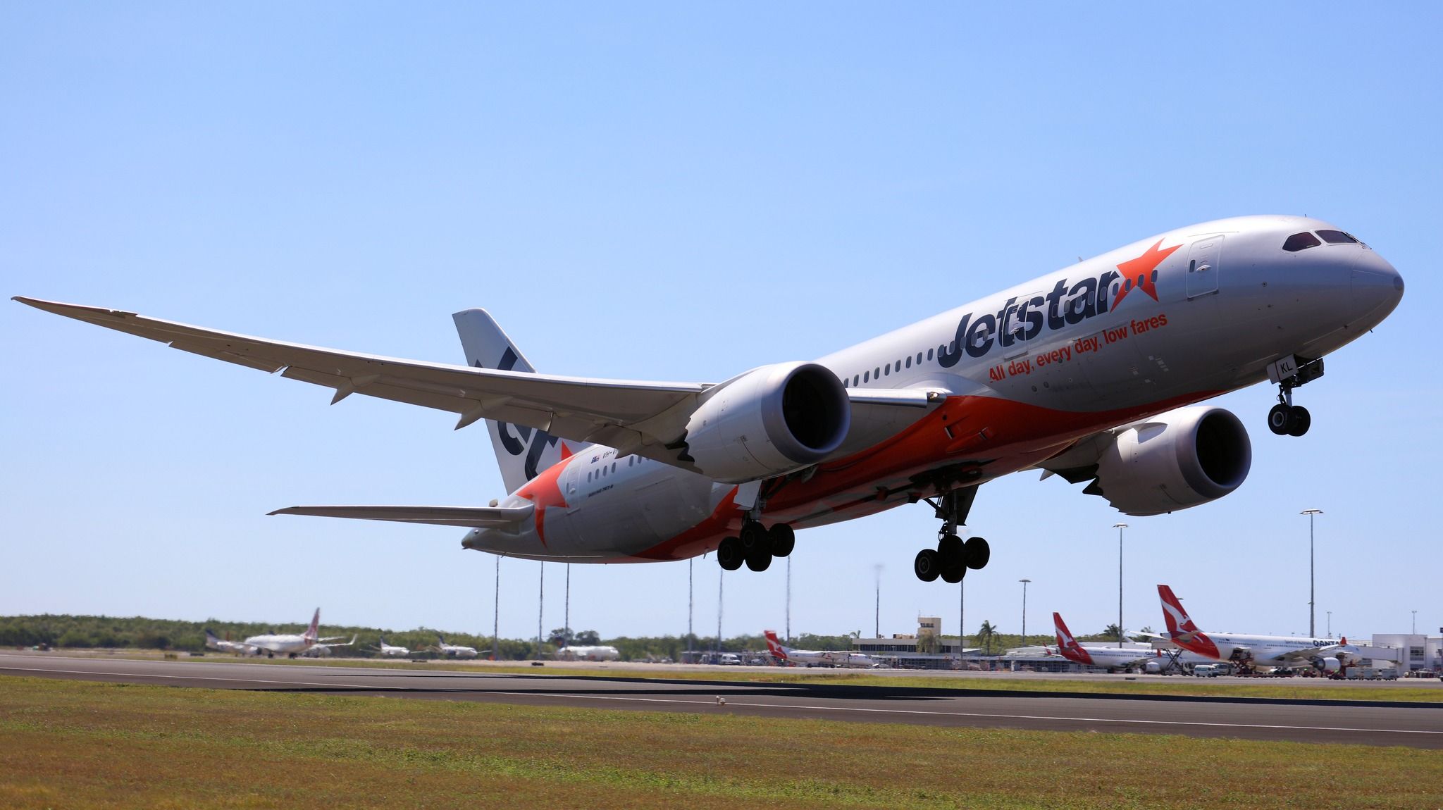 Jetstar Boeing 787 Dreamliners Descend On Osaka
