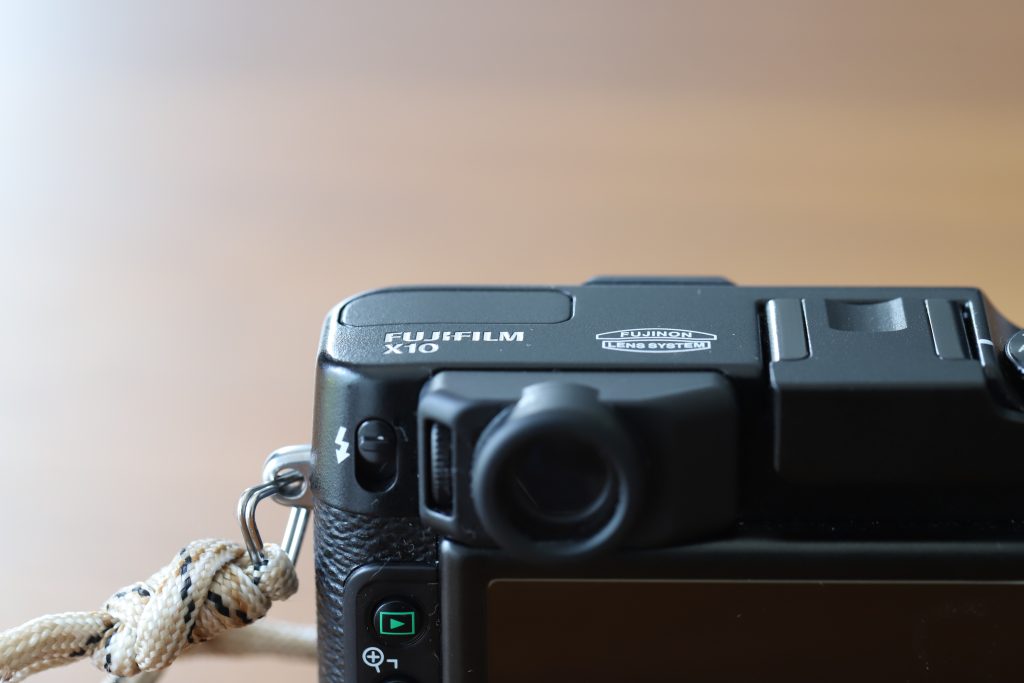 FUJIFILM X10 レビュー｜12年前のズームできるおしゃれコンパクト